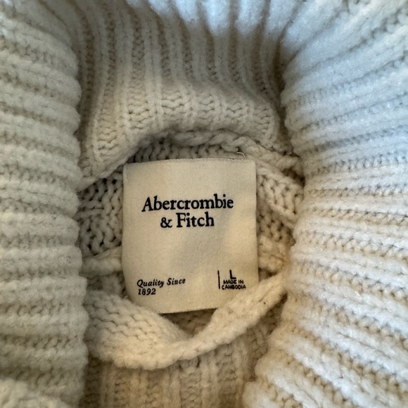 Abercrombie & Fitch Cream Cable Knit Turtleneck Sweater - Picture 2 of 3